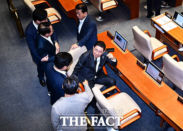 동료의원들과 대화하는 김병기 더불어민주당 원내대표.