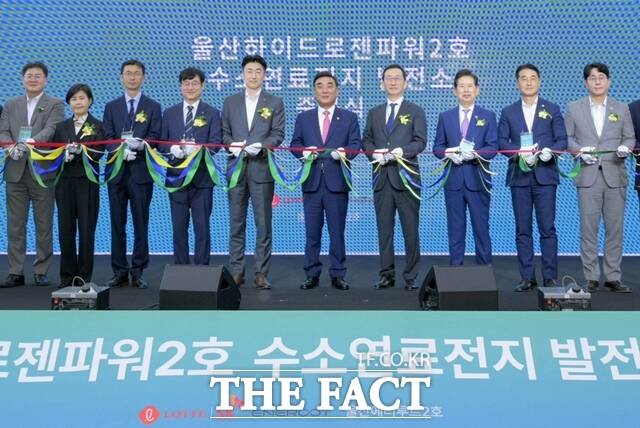 김소미 에어리퀴드코리아 부사장(왼쪽 두번째부터), 길호문, 김용학 롯데SK에너루트 공동대표, 곽기섭 롯데케미칼 본부장, 김두겸 울산시장, 윤병석 SK가스 대표이사, 안효대 울산시 경제부시장이 29일 친환경 수소연료전지 발전소인 ‘울산하이드로젠파워 2호’ 준공식에 참석해 테이프 커팅식을 진행하고 있다. /롯데케미칼