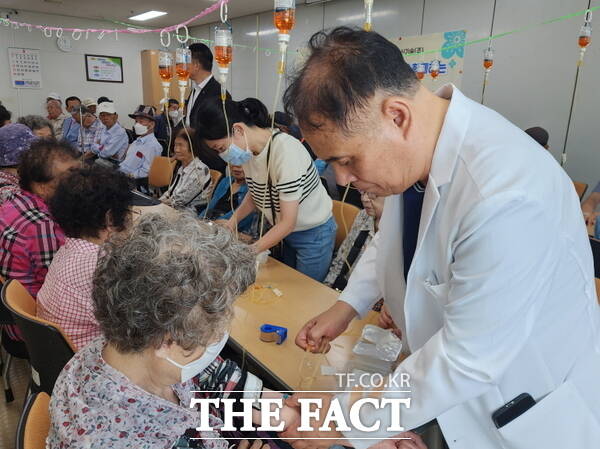 대전시노인복지관이 국제와이즈멘 한국서부지구 대전지방과 뜻을 모아 27일 계룡재활의학과와 현대의료기의 의료진이 참여해 국가유공자 및 어르신 100명을 모시고 영양 수액 의료 봉사를 펼치고 있다. /대전시사회서비스원