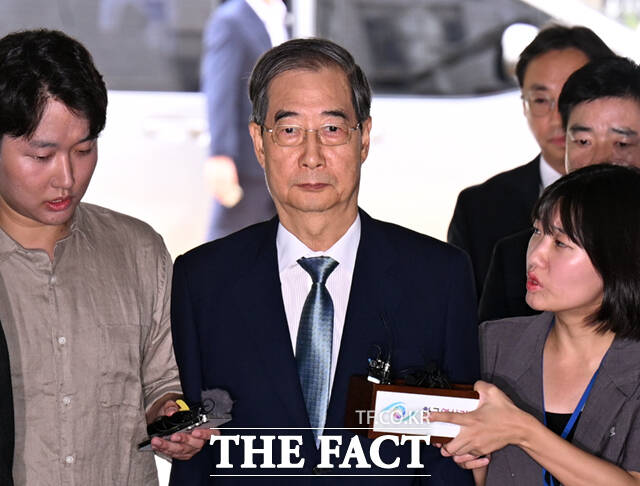 법원이 오는 30일 열리는 한덕수 전 국무총리의 내란 우두머리 방조 혐의 첫 공판의 중계와 언론사 법정 촬영을 허가했다.한 전 총리가 지난달 27일 서울 서초구 서울중앙지방법원에서 열린 구속영장실질심사에 출석하고 있다. /이새롬 기자