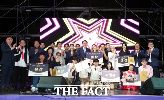 안양춤축제 안양시민가요제에서 기념촬영하는 수상자들./안양시