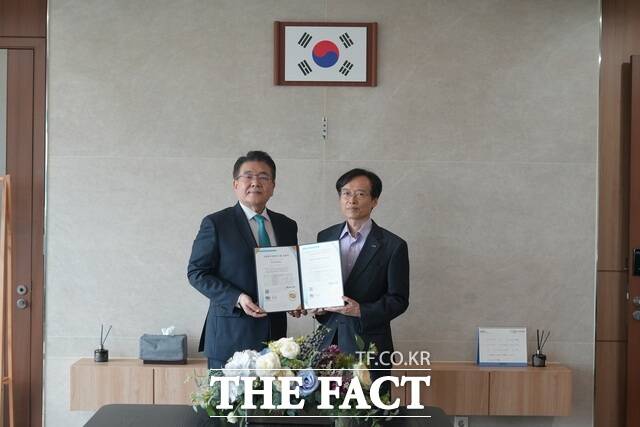 전력거래소가 규범준수경영시스템(ISO 37301) 인증을 취득하고 기념사진을 찍고 있다. 사진 왼쪽부터 이원기 한국컴플라이언스인증원장, 김홍근 전력거래소 이사장 직무대행. /전력거래소