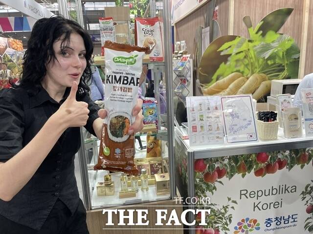 지난 26~28일 폴란드 포즈난시에서 열린 2025 향토식품전 충남도 홍부관에서 현지인이 냉동김밥을 들어 올리며 만족의 엄지를 세우고 있다. /충남도