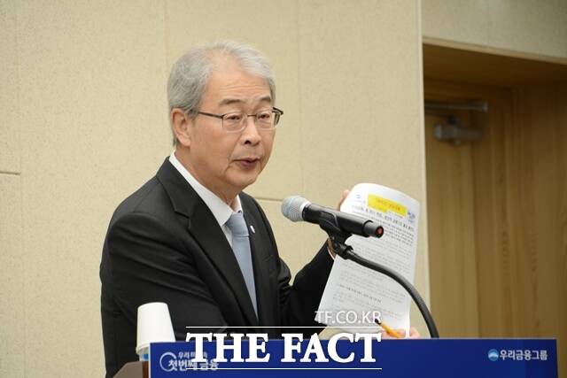 임종룡 우리금융그룹 회장이 29일 서울 명동에 위치한 우리은행 본점에서 우리금융 미래동반성장 프로젝트 CEO 합동 브리핑에 참석해 생산적 금융과 포용 금융 전환 내용이 담긴 보도자료를 보여주고 있다. /김태환 기자