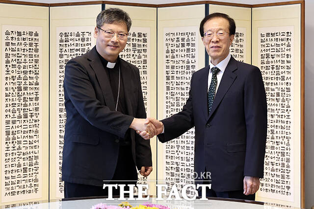 이석연 국민통합위원장(오른쪽)이 29일 오전 서울 명동 천주교 서울대교구를 찾아 정순택 대주교와 인사를 나누고 있다. /국민통합위원회