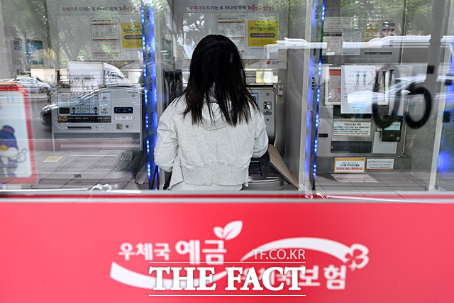 국가정보자원관리원 대전 본원 전산실 화재로 전산망 마비 사태가 이어지고 있는 29일 오전 서울 종로구 광화문우체국을 찾은 한 시민이 금융업무를 보고 있다. /남용희 기자