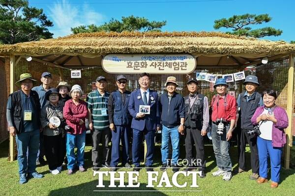 김제선 중구청장이 제16회 대전효문화뿌리축제 현장 부스에서 참가자들과 기념촬영을 하고 있다. /대전 중구