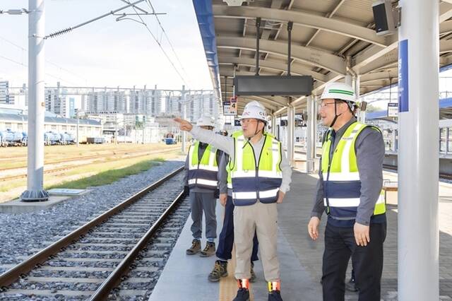 HDC현대산업개발에 따르면 지난 26일 경상북도 영주시 도담–영천 복선전철 4공구 현장에서 정경구 대표이사가 직접 주관하는 현장 안전 점검을 실시했다. /HDC현대산업개발