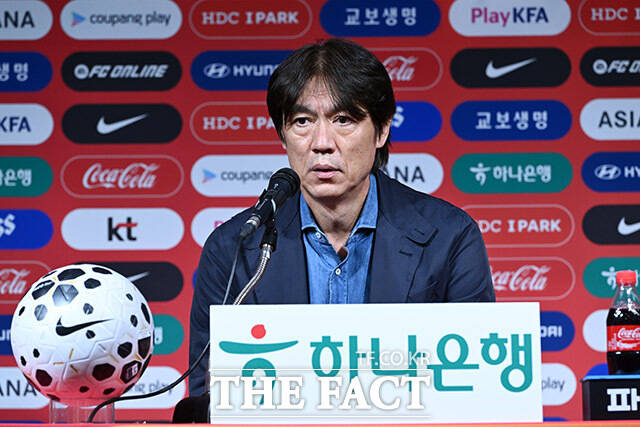 홍명보 대한민국 축구 국가대표팀 감독이 29일 오후 서울 종로구 축구회관에서 10월 A매치 소집명단을 발표하고 있다. /남용희 기자