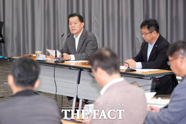 이재준 수원시장이 29일 시청 중회의실에서 열린 10월 확대간부회의에서 발언하고 있다./수원시