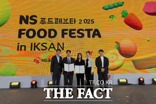 지난 26일 전북바이오융합산업진흥원과 전북도가 운영 중인 2025년 식품기업 창업프로그램 지원사업에 참여한 기업들이 익산시와 NS홈쇼핑이 주최한 NS 푸드 페스타 2025 식품 스타트업 경진대회에서 지원기업인 진스마트팜과 소이프트바이옴이 각각 창의상(1등)과 도전상(3등)을 차지하며, 기념 사진을 찍었다. /전북바이오융합산업진흥원