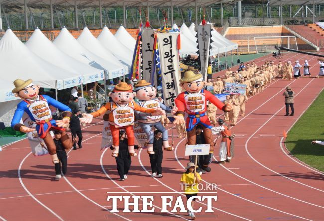 의왕두레농악이 한국민속예술제에 입장하고 있다./의왕시