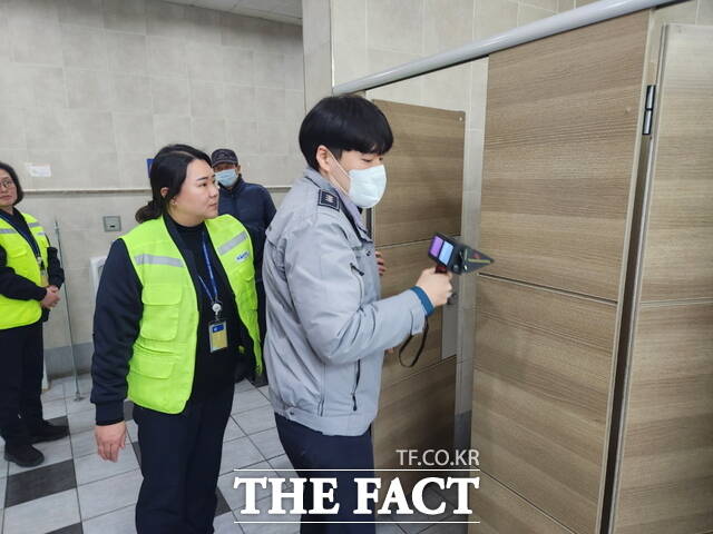천안서북경찰서는 추석 연휴를 앞두고 전철역 화장실 내 불법촬영 장비 설치 여부를 확인하고 있다. /천안서북경찰서