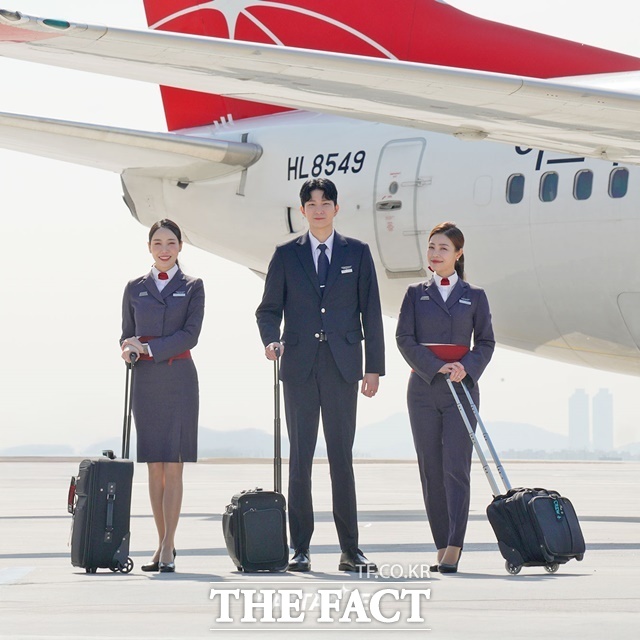 이스타항공이 부산을 거점으로 하는 경력직 객실 승무원을 채용한다고 29일 밝혔다. /이스타항공