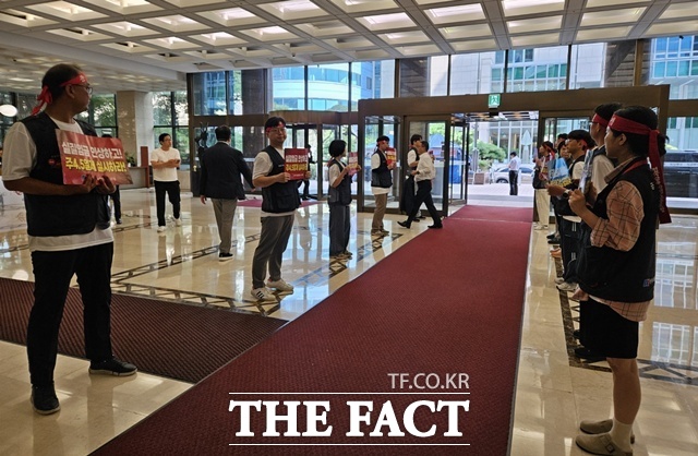 29일 전국금융산업노동조합(금융노조)는 주 4.5일 근무제 도입 및 실질임금 인상을 요구하며 은행연합회 로비에서 실질임금 인상하고 주 4.5일제 실시하라고 촉구했다. /중구=이선영 기자