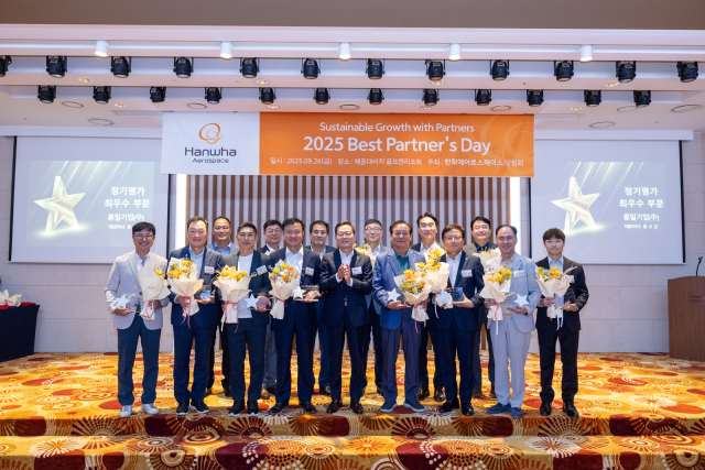 지난 26일 부산에서 열린 2025 베스트 파트너스 데이에서 손재일 한화에어로스페이스 대표(첫째 줄 가운데)와 우수 협력사로 선정된 업체 대표들이 기념사진을 찍고 있다. /한화에어로스페이스