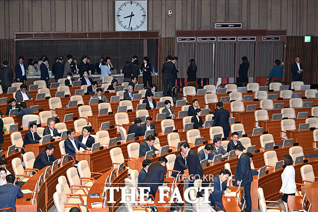 필리버스터 종결동의의 건 투표하는 여당 의원들.