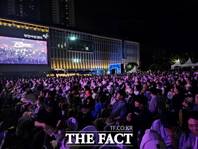 관람객들이 부천시청 광장에서 브레이킹 대회를 즐기고 있다./부천시