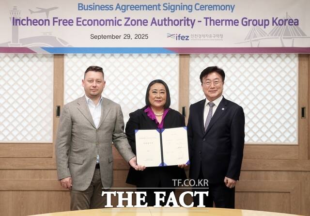 29일 송도지타워에서 윤원석 인천경제청장(오른쪽 첫 번째)과 스텔리안 야콥(Stelian Iacob) 테르메그룹 부회장(왼쪽 첫 번째), 김인숙 테르메그룹코리아 대표(가운데)가 테르메 힐링&스파 리조트 사업 기본협약을 체결하고 있다./인천경제청