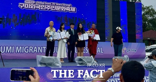 축제장은 외국인 주민들이 직접 무대에 올라 장기자랑, K-팝 댄스, DJ 파티를 선보이며 국적을 넘어 하나로 어우러진 거대한 화합의 장이 됐다. 사진은 표창장을 받고 있는 외국인 주민들. /구미시