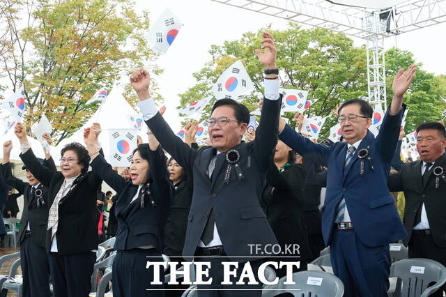 지난 28일 열린 유관순 열사 순국 제105주기 추모제에서 참석자들이 만세 삼창을 외치며 열사의 애국정신을 기렸다. /천안시