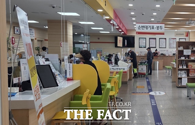 29일 오전 세종시 보람동 세종우체국에서 소포 보내려는 시민들이 창구에서 문의를 하고 있다. /김형중 기자