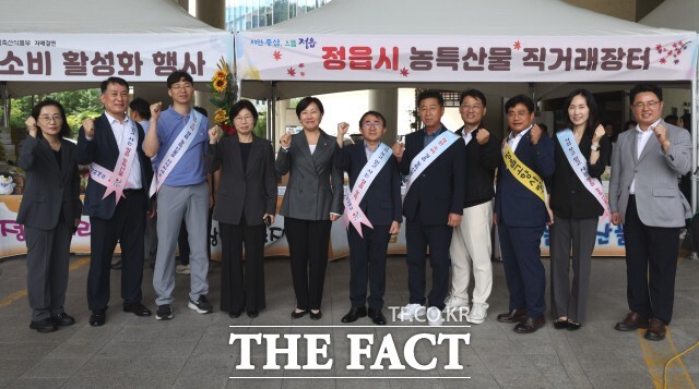 정읍시가 29일 정부세종청사 광장에서 상생 소비 활성화 직거래 장터를 열어 정읍 농·특산품 홍보와 소비촉진에 나섰다. /정읍시