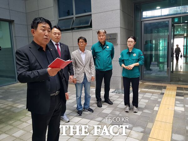 이효성 대전시의회 의원(복지환경위원회 위원장, 왼쪽 첫 번째)이 대덕구의회 조대웅, 유승연, 이준규, 김홍태 의원들과 함께 29일 청년·신혼부부 공공임대주택인 '신탄진 다가온' 현장을 찾아 신속한 보수를 촉구했다. /대전시의회