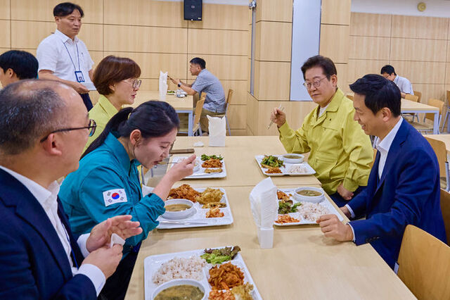 지난 8월 21일 이재명 대통령이 서울 용산 대통령실 직원 식당에서 김현지 총무비서관 등 직원들과 식사하는 모습. /이재명 대통령 SNS