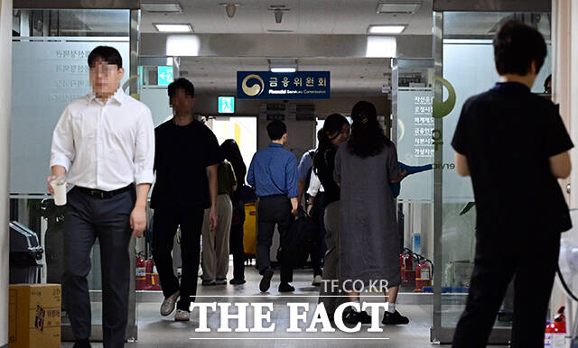 29일 금융권에 따르면 지난 25일 당정대(더불어민주당·정부·대통령실)는 정부조직법 개정 과정에서 금융위원회 해체 및 금융소비자보호원 신설 등 금융당국 개편안을 제외하기로 했다. 사진은 지난 8일 오전 서울 종로구 정부서울청사 금융위원회 직원들이 분주히 움직이고 있다. /임영무 기자