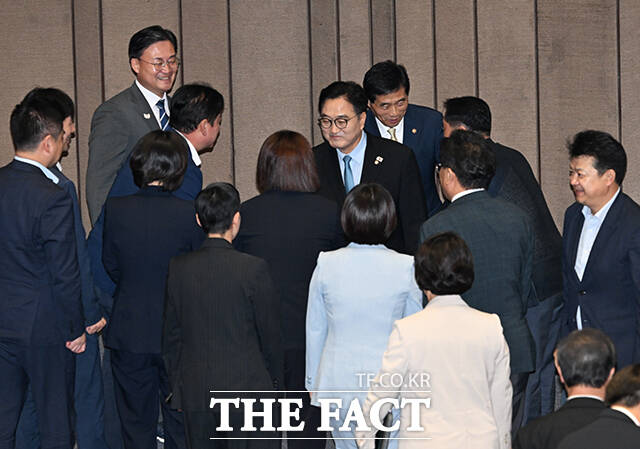산회 선언 뒤 의원들과 인사하는 우원식 국회의장.