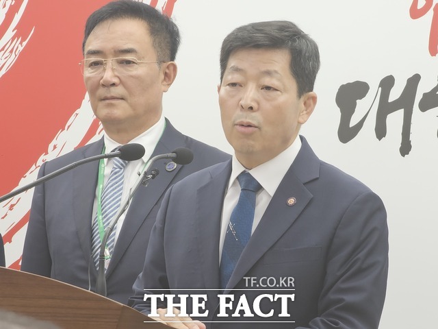 박정주 충남도 행정부지사(오른쪽)는 29일 도청 프레스센터에서 기자회견을 열고 글로컬대학30 도내 선정 대학을 발표하고 있다. /이정석 기자