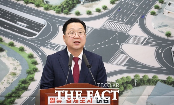 이장우 대전시장이 29일 시정 브리핑을 열고 서북부 지역 상습정체구간 구조개선안에 대해 설명하고 있다. /대전시
