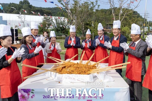최충규 대덕구청장(왼쪽 다섯 번째)과 내빈들이 27일 제9회 장동계족산 코스모스 축제에서 비빔밥 퍼포먼스를 펼치고 있다. /대덕구