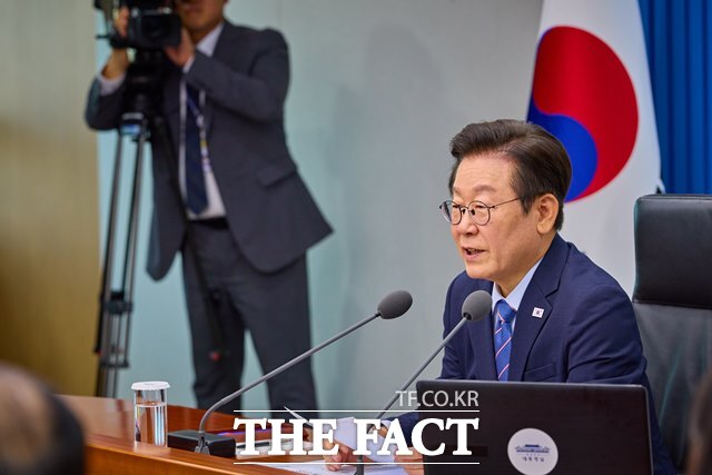 이재명 정부가 산업재해 근절을 위해 강력한 드라이브를 걸면서 기업들이 비용과 시간 등을 이유로 안일하게 생각했던 산업 현장 안전에 변화가 불가피해졌다. 이재명 대통령이 지난달 18일 용산 대통령실에서 수석보좌관회의를 주재하는 모습. /대통령실