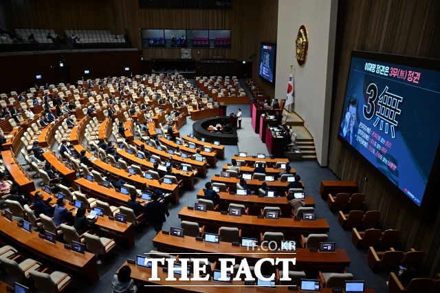 정부조직 개편에 따라 국회 상임위원회 명칭과 소관 업무 범위를 조정하는 국회법 개정안이 더불어민주당 주도로 28일 국회 본회의를 통과했다. 국회 특별위원회 활동이 끝나도 증인·감정인 위증을 국회 본회의 의결로 고발할 수 있는 법안 개정안이 상정돼 국민의힘은 다시 필리버스터(무제한 토론)에 돌입했다. 사진은 지난 15일 서울 여의도 국회 본회의장. /남윤호 기자