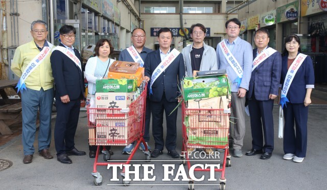 정읍시는 추석 명절을 앞두고 전통시장에 활력을 불어넣고 소외된 이웃에게 따뜻한 정을 나누기 위해 전통시장 장보기에 나섰다. /정읍시