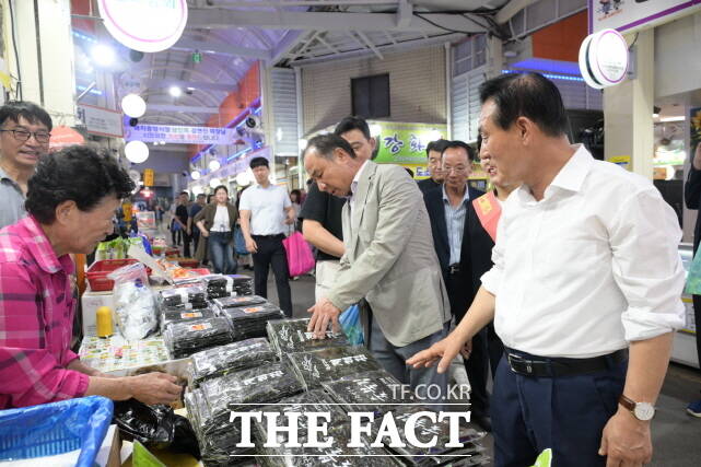 백성현 논산시장이 지난 26일 논산 화지중앙시장에서 '9월 전통시장 장보는 날' 캠페인을 펼치고 있다. /논산시
