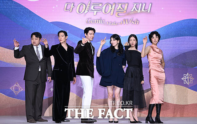 배우 고규필과 노상현, 김우빈, 수지, 안은진, 이주영(왼쪽부터)이 29일 오후 서울 강남구 조선 팰리스 서울 강남에서 열린 넷플릭스 새 오리지널 시리즈 다 이루어질지니 제작발표회에 참석해 포즈를 취하고 있다. /박헌우 기자