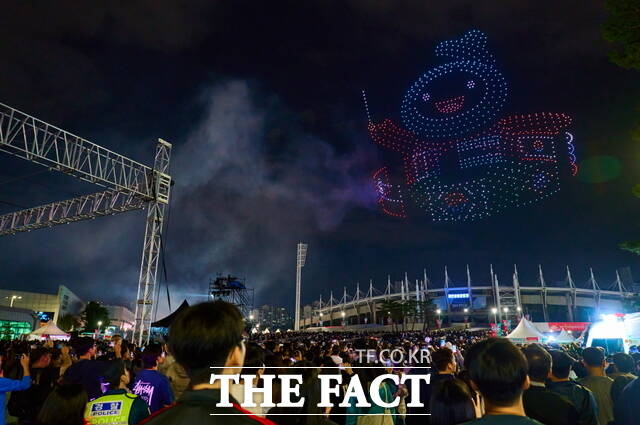 28일 천안종합운동장 상공에서 ‘천안흥타령춤축제 2025’ 폐막식을 기념해 드론 1000여 대의 드론 라이트쇼가 펼쳐지고 있다. /천안시