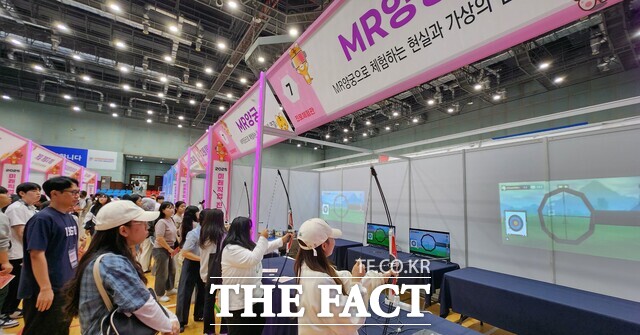 배재대에서 열린 2025년도 미래직업 진로체험 박람회에 많은 청소년들이 다양한 직업 체험을 하고 있다. /배재대