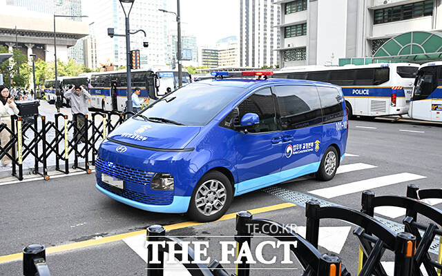 건진법사·통일교 청탁 의혹을 받는 한학자 세계평화통일가정연합(통일교) 총재가 29일 오전 서울 종로구 KT광화문빌딩 웨스트에 마련된 민중기 특검 사무실에 호송차를 타고 출석하고 있다. /박헌우 기자