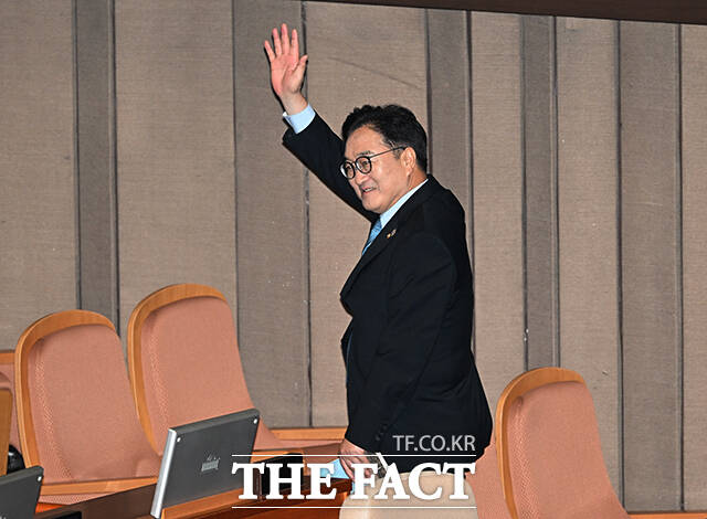 밝은 표정으로 본회의장 나서는 우원식 국회의장.