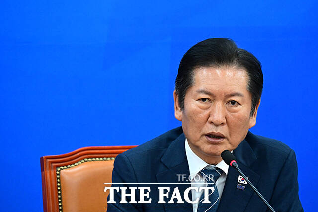 정청래 더불어민주당 대표(사진)는 29일 조희대 대법원장이 국회 법제사법위원회 대선 개입 의혹 청문회에 불출석을 통보한 것과 관련해 사법부가 하늘과 헌법 위에 존재하느냐고 꼬집었다. /남윤호 기자