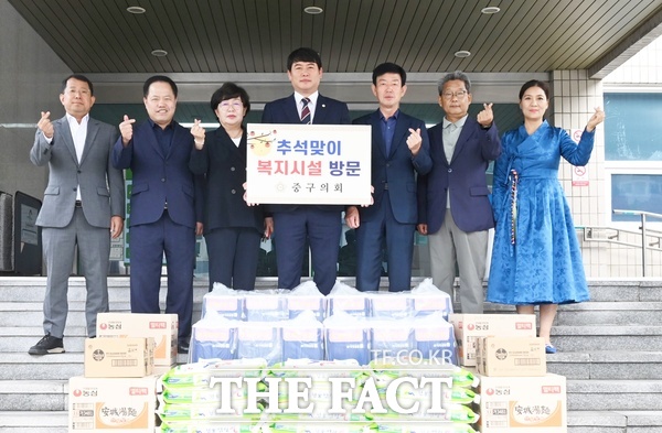 대전 중구의회가 29일 관내 장애인 보호시설 6개소를 방문해 백미 등 생활에 필요한 물품을 전달했다. /대전 중구의회