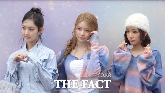 그룹 키키(KiiiKiii) 멤버 이솔, 하음, 지유(왼쪽부터)가 29일 오전 서울 강남구 신사동에서 열린 락피쉬웨더웨어 X 수잔 팡 협업 컬렉션 출시 기념 포토콜 이벤트에 참석해 포즈를 취하고 있다. /이상빈 기자