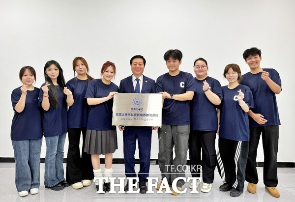 충남대학교가 국립대 최초로 시안외국어대학교(西安外国语大学)를 시작으로 청두외국어대학교(成都外国语学院)까지 협력을 넓히며 중국 현지에 학부위탁교육과정 운영 기지를 설치하며 캠퍼스를 확장하고 있다. 사진은 지난 26일 충남대-시안외국어대 1+3 학부위탁교육 기지 현판식. /충남대학교