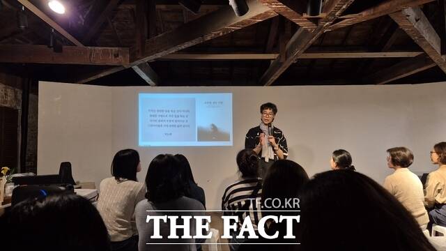 김태현 강사와 참가 교사들이 질의응답 및 소감을 나누고 있다./전남도교육청