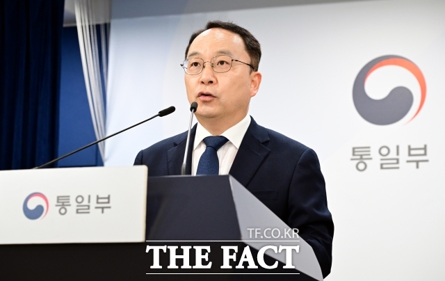 구병삼 통일부 대변인은 29일 김정은 북한 국무위원장의 연이은 군사적 행보에 대해 핵과 관련한 대미 메시지를 낸 것으로 보고 있다고 평가했다. 이어 김 위원장이 핵 군축 및 관계 개선을 의제로 북미 대화 가능성을 밝힌 최고인민회의 연설과 같은 맥락에 있다고 말했다. /임영무 기자