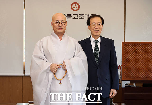 이석연 국민통합위원장(오른쪽)이 29일 오후 서울 종로구 조계사를 방문해 조계종 총무원장 진우스님과 기념촬영을 하고 있다. /국민통합위원회